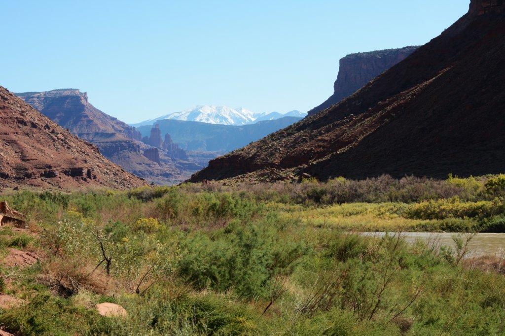 thosearethefishertowersontheleftbankdownstreamandthelasalmountainstothesouth.jpg