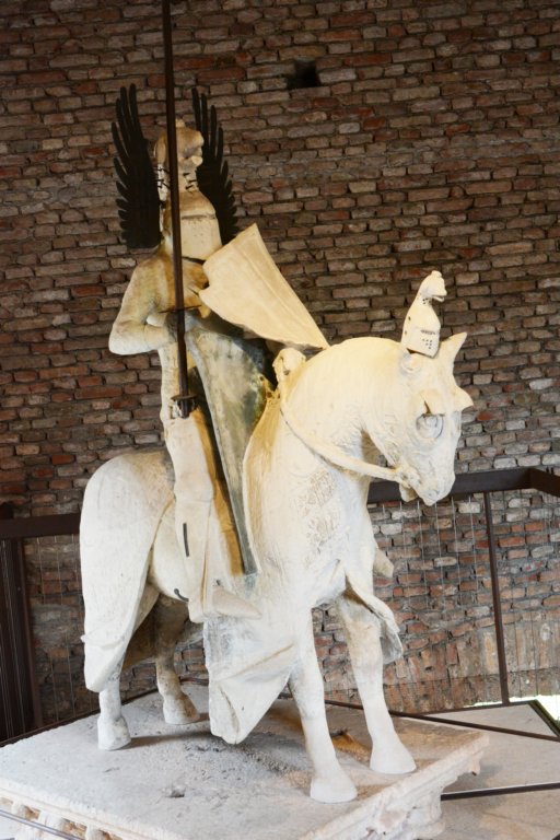 alsoacoupleofequestrianstatuesofthegreatestofthescaligerorulerscangrandedellascalawhodiedin1329.jpg